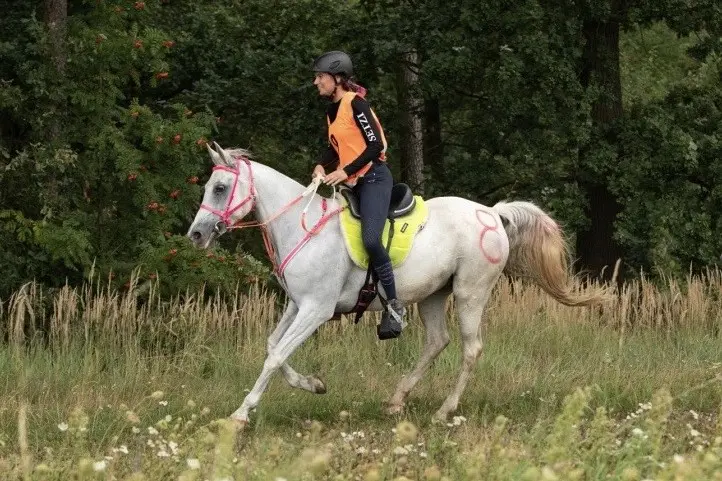 Lucie Kubiková s koněm na závodech endurance